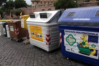 Rifiuti, a Roma arriva il chip: paga meno chi ricicla di più Rifiuti, a Roma arriva il chip: paga meno chi ricicla di più