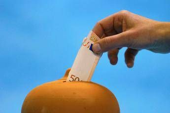 Risparmio, Intesa Sp: crescono italiani che ritengono proprio reddito sufficiente Risparmio, Intesa Sp: crescono italiani che ritengono proprio reddito sufficiente