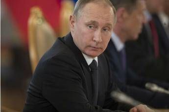 Putin 'trolla': Russia pronta a dare asilo a Comey... Putin 'trolla': Russia pronta a dare asilo a Comey...