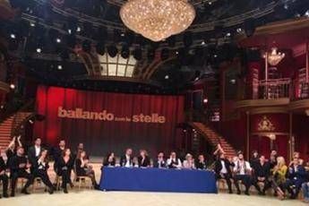 Show noioso e cafone, De Sica attacca 'Ballando'. E Lucarelli risponde... Show noioso e cafone, De Sica attacca 'Ballando'. E Lucarelli risponde...