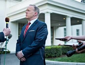 Insensibili parole su Hitler e Olocausto, le scuse del portavoce di Trump Insensibili parole su Hitler e Olocausto, le scuse del portavoce di Trump