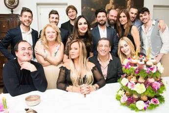 Angelo Perrone fa il compleanno, Cucinotta lo festeggia con una cena a sorpresa Angelo Perrone fa il compleanno, Cucinotta lo festeggia con una cena a sorpresa