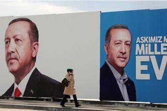 Turchia al bivio, Erdogan a un passo dai 'superpoteri' Turchia al bivio, Erdogan a un passo dai 'superpoteri'