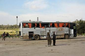 Siria, autobomba contro bus tra civili in fuga: 100 morti Siria, autobomba contro bus tra civili in fuga: 100 morti