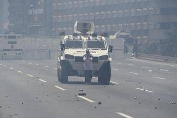 La donna che ferma il tank, simbolo della rivolta in Venezuela La donna che ferma il tank, simbolo della rivolta in Venezuela