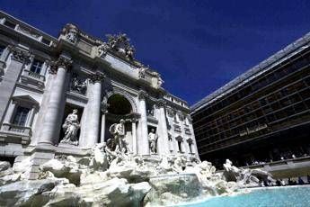 Turista spagnolo fa il bagno nella fontana di Trevi: fermato e multato