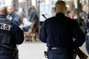 Parigi, polizia blocca uomo con coltello in stazione: le immagini Parigi, polizia blocca uomo con coltello in stazione: le immagini