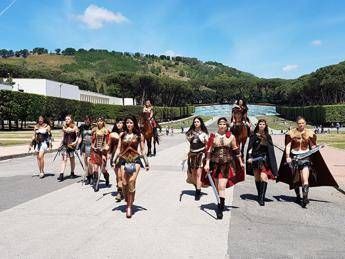 Bagno di folla per le amazzoni di Wonder Woman a Napoli Comicon Bagno di folla per le amazzoni di Wonder Woman a Napoli Comicon