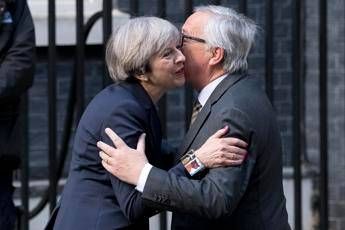 Brexit, May su cena con Juncker: Pettegolezzi Brexit, May su cena con Juncker: Pettegolezzi