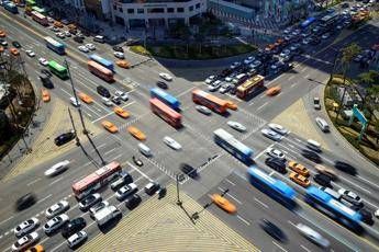 Italiani e mobilità, insoddisfatti del traffico ma scelgono ancora l'auto Italiani e mobilità, insoddisfatti del traffico ma scelgono ancora l'auto