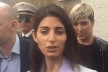 Caos rifiuti, Raggi: L'immondizia non va a Ostia Caos rifiuti, Raggi: L'immondizia non va a Ostia