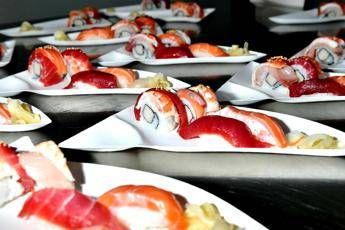 Mangia sushi, gli amputano una mano Mangia sushi, gli amputano una mano