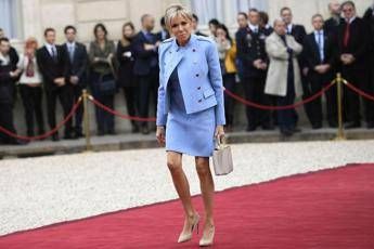 Brigitte come Melania, in celeste per l'insediamento di Macron Brigitte come Melania, in celeste per l'insediamento di Macron