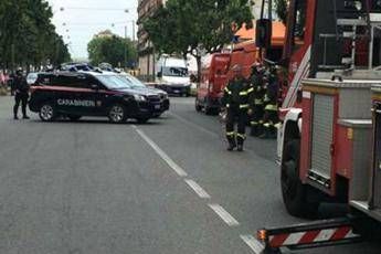 Barricato in casa a Torino, finito l'assedio dopo 24 ore di follia Barricato in casa a Torino, finito l'assedio dopo 24 ore di follia