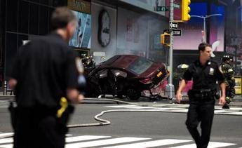 New York, auto su folla: muore una ragazza, 22 feriti New York, auto su folla: muore una ragazza, 22 feriti