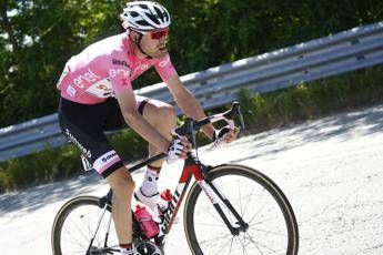 Giro, maglia rosa Dumoulin vince a Oropa