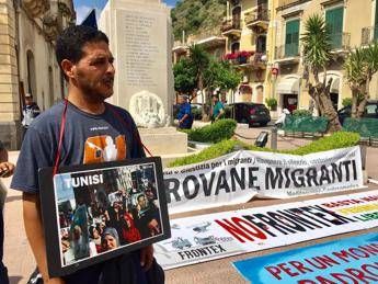 G7, la denuncia di un tunisino: 'Oltre cinquecento mamme cercano da anni i figli partiti per l'Italia' G7, la denuncia di un tunisino: 'Oltre cinquecento mamme cercano da anni i figli partiti per l'Italia'