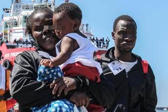 Migranti, Gentiloni: Ue dica se c'è o dobbiamo cavarcela da soli Migranti, Gentiloni: Ue dica se c'è o dobbiamo cavarcela da soli