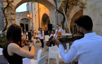 Un flashmob del conservatorio di Lecce lancia 'I concerti nel borgo' di Vaste Un flashmob del conservatorio di Lecce lancia 'I concerti nel borgo' di Vaste