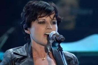 Dolores O'Riordan malata, stop a tour europeo dei Cranberries Dolores O'Riordan malata, stop a tour europeo dei Cranberries