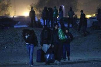 Migranti bloccano autostrada per Calais, muore camionista Migranti bloccano autostrada per Calais, muore camionista