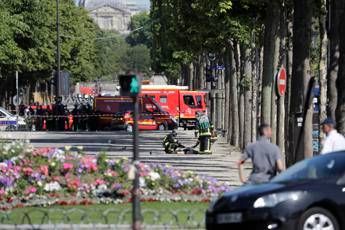 Parigi, con kalashnikov e gas all'attacco della polizia Parigi, con kalashnikov e gas all'attacco della polizia