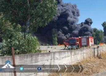 Roma, incendio sulla Pontina: traffico in tilt sul GRA Roma, incendio sulla Pontina: traffico in tilt sul GRA
