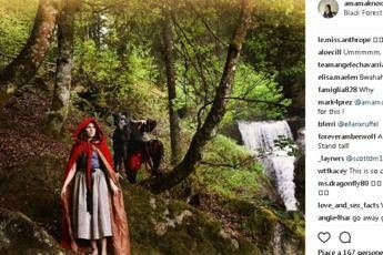 Amanda Knox vestita da Cappuccetto Rosso nella foresta Amanda Knox vestita da Cappuccetto Rosso nella foresta