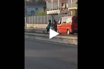 Sesso orale in strada, poi le botte: choc a Castel Volturno Sesso orale in strada, poi le botte: choc a Castel Volturno