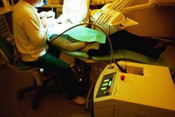 Troppi raggi X dal dentista, l'allarme degli esperti Troppi raggi X dal dentista, l'allarme degli esperti
