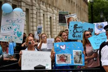Caso Charlie, medico Usa visita il piccolo a Londra Caso Charlie, medico Usa visita il piccolo a Londra