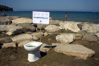 Cotton fioc e assorbenti: quando i rifiuti passano dal WC alla spiaggia Cotton fioc e assorbenti: quando i rifiuti passano dal WC alla spiaggia