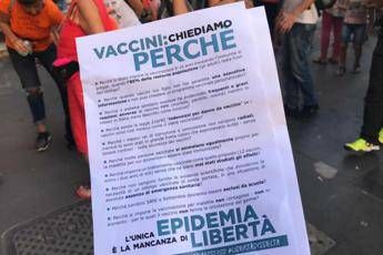 'Free-vax' presidiano Palazzo Madama: No a obbligo vaccinale 'Free-vax' presidiano Palazzo Madama: No a obbligo vaccinale