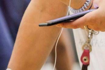 Smartphone in carica di notte? Ecco perché è pericoloso Smartphone in carica di notte? Ecco perché è pericoloso