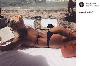 Le letture di Wanda Nara mandano in tilt Instagram Le letture di Wanda Nara mandano in tilt Instagram