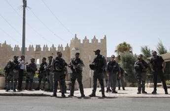 Israele vieta Spianata Moschee a uomini sotto i 50 anni: scontri Israele vieta Spianata Moschee a uomini sotto i 50 anni: scontri