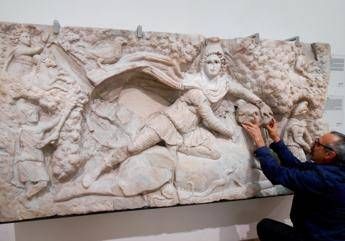 Torna alle Terme di Diocleziano il frammento di Mitra che uccide il toro Torna alle Terme di Diocleziano il frammento di Mitra che uccide il toro