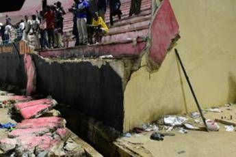 Dakar, crolla il muro dello stadio: almeno 8 morti Dakar, crolla il muro dello stadio: almeno 8 morti