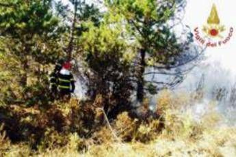 Italia in fiamme: evacuati a Capalbio, paura a Paestum Italia in fiamme: evacuati a Capalbio, paura a Paestum
