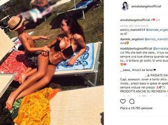 Tatangelo super mamma al mare: fisico scolpito e coccole al figlio Tatangelo super mamma al mare: fisico scolpito e coccole al figlio