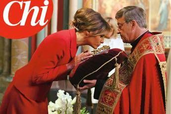 Melania come Jackie, a Parigi bacia la corona di spine Melania come Jackie, a Parigi bacia la corona di spine