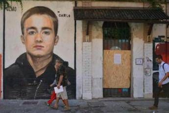 M***a datti fuoco, insulti e minacce contro carabiniere che uccise Carlo Giuliani M***a datti fuoco, insulti e minacce contro carabiniere che uccise Carlo Giuliani