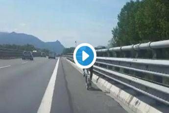 Frasi razziste e insulti a Boldrini: sospeso poliziotto Frasi razziste e insulti a Boldrini: sospeso poliziotto