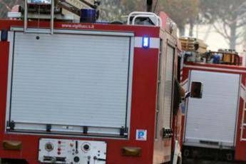 Roma, fiamme e colonna di fumo ad Acilia Roma, fiamme e colonna di fumo ad Acilia