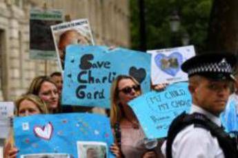 Caso Charlie, minacce di morte ai medici di Londra Caso Charlie, minacce di morte ai medici di Londra