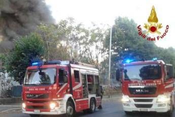 Roma, incendio all'Eur: allarme nube tossica Roma, incendio all'Eur: allarme nube tossica