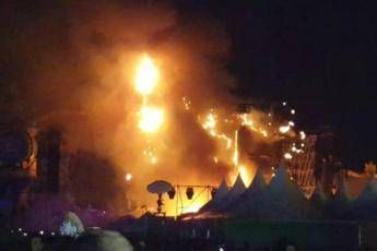 Barcellona fiamme al Tomorrowland Festival evacuati in 20mila