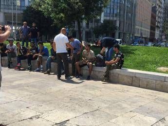 Milano, blitz della polizia davanti alla Stazione Centrale Milano, blitz della polizia davanti alla Stazione Centrale