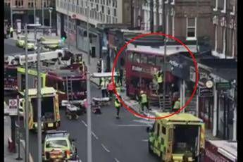 Londra, bus a due piani si schianta contro negozio Londra, bus a due piani si schianta contro negozio