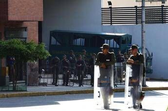 Presidente centro italo-venezuelano, ora ci controllano anche telefonini, è esodo italiani Presidente centro italo-venezuelano, ora ci controllano anche telefonini, è esodo italiani